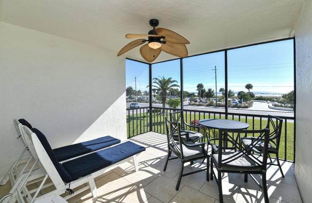 Perfect Beach Retreat 1 Bed 1 Bath Siesta Key Beach Across from the Beach