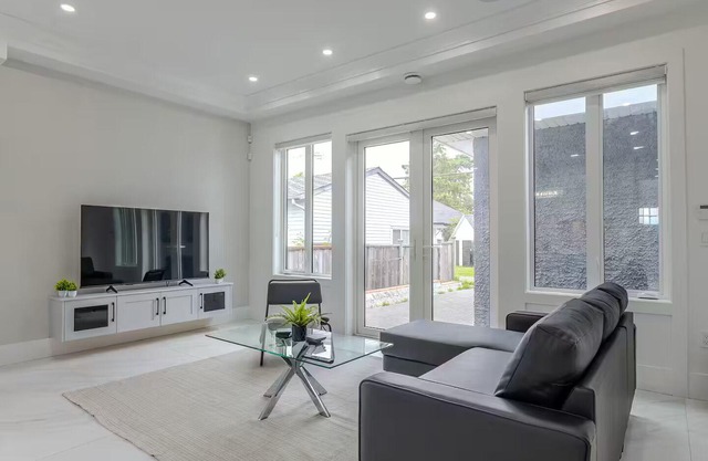Perfect Central YVR Home - 5min drive from YVR Airport, Downtown, Granville st