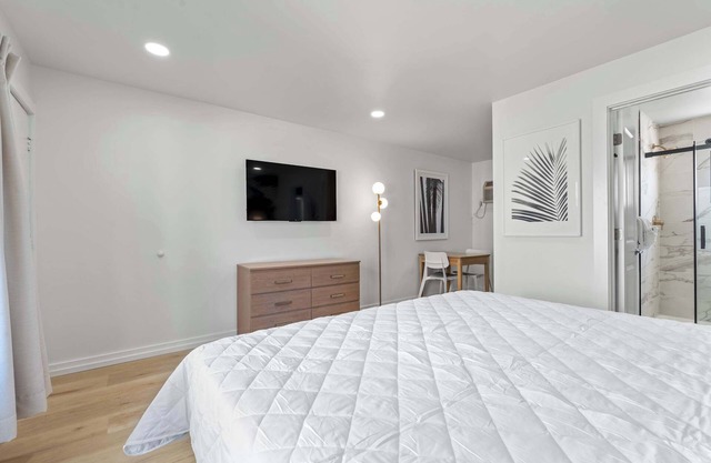 *Perfect Couples Escape*|King Bed|Steps From Beach