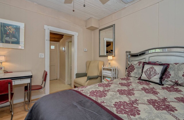 Perfect Downtown Space-Walk to Library, Theater, REstaurants & Shops!