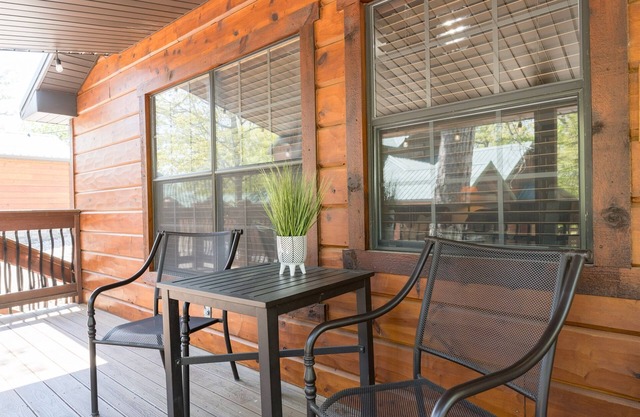 Perfect escape! 2 br cabin includes boat slip