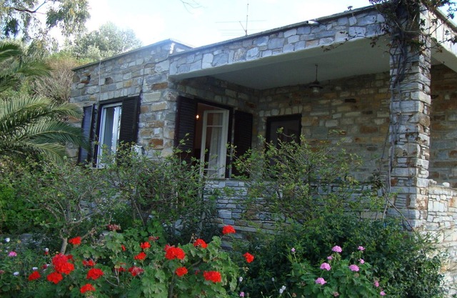 Perfect for a for a quiet relaxing vacation, very close to 2 of the best beaches