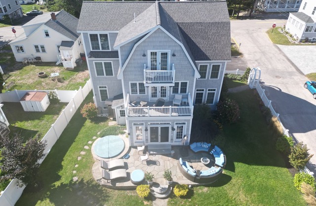 Perfect for Families & friends re-unions! Outdoor Hot Tub, 50 yards to the beach!