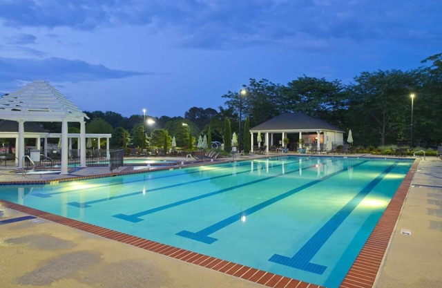 Perfect for Groups! Unit with Full Kitchen, Free Parking, Onsite Pools!