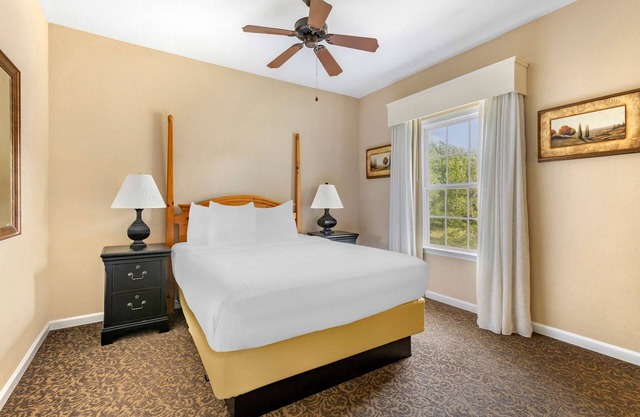 Perfect for Groups! 2 Units w/Full Kitchens, Seasonal Pool, Free Parking!