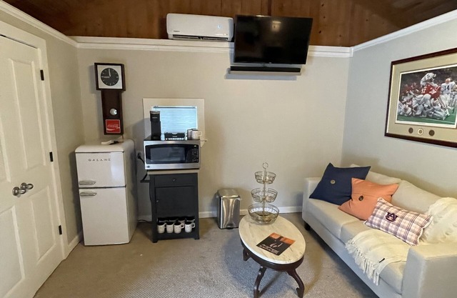 Perfect Game Day or Business Trip Stay Over. Half a mile from campus