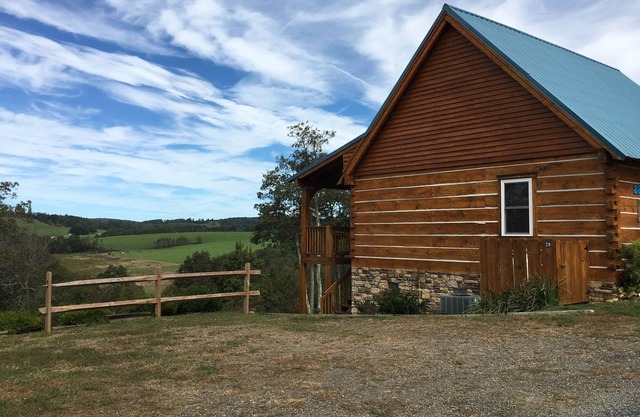 Perfect Getaway off the BR Parkway. Close to Mabry Mill, views, and wineries
