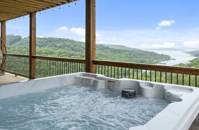 Perfect Lake Views, Hot Tub, Free Daily Activities, Games, Large Deck, Near Silver Dollar City!