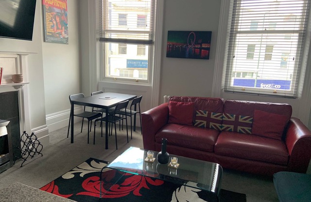 Perfect Location next to bars & restaurants and 10 mins walk to Bournemouth pier