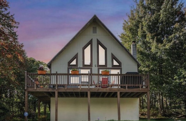 Perfect location, near skiing and indoor waterparks with a private hot tub!