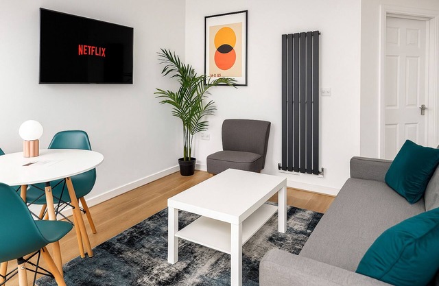 Perfect Modern 4 bedroom House in Liverpool with Garden - Free Wi-Fi - Parking