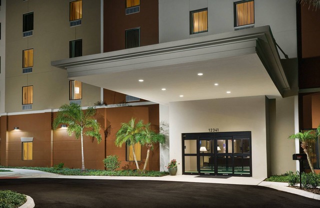 Perfect Orlando Getaway: Cozy Suites with On-Site Pool & More!