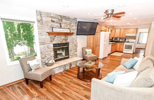 Perfect Private Waterfront Getaway on Fox River!