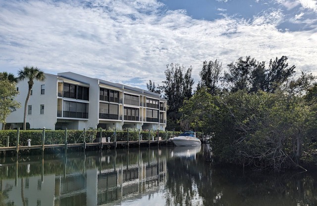 Perfect Seasonal Rental,Canal Front Condo less than mile to beach,40ft boat slip