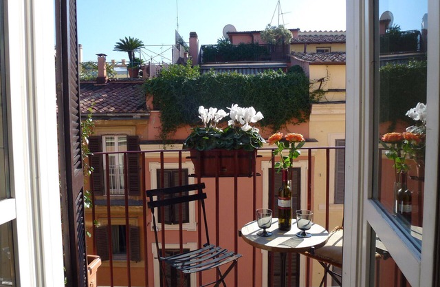 Perfect Spanish Steps Light-Filled Charm, Great Area-Washer-AC-Lift-Free WiFi
