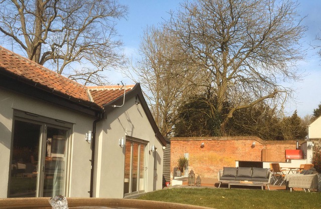 Period Cottage Pizza Oven, South Gardens balau decking, 5 bathrooms - Sleeps 10