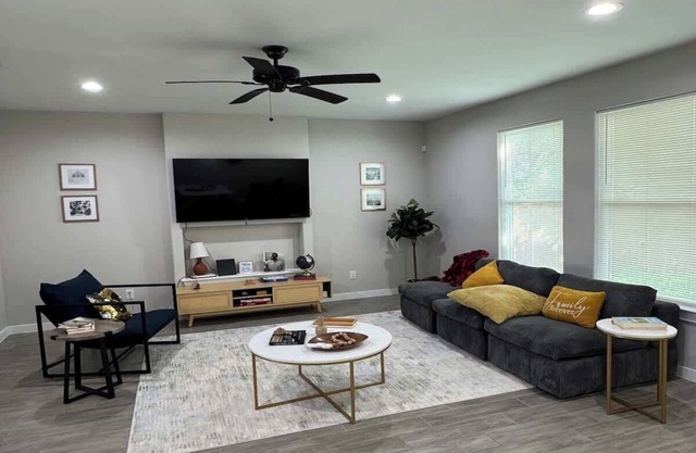 Perry Ave Penthouse, 5 Mins to DWTN, WiFi, Grill, Family Games Professionally Ma