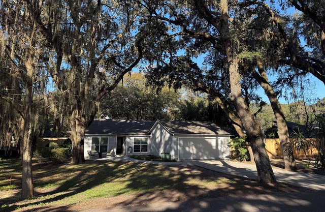 Pet/Family Friendly 3/2 with Enormous Backyard/RV Hook Ups/Boat Washing Area!