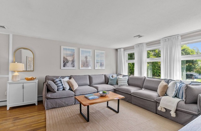 Pet & Family Friendly Home Close to Beaches!