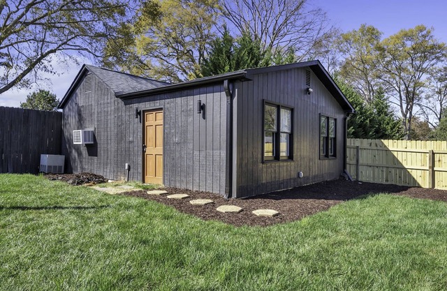 Pet-friendly 1 BR/2 bed/1 Ba w Swimming pool, firepit, 2 min to Furman