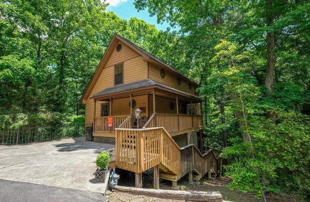 Pet Friendly-1 mile from Pigeon Forge-Internet-outdoor Kitchen Close to Outdoor Pool sleeps 8