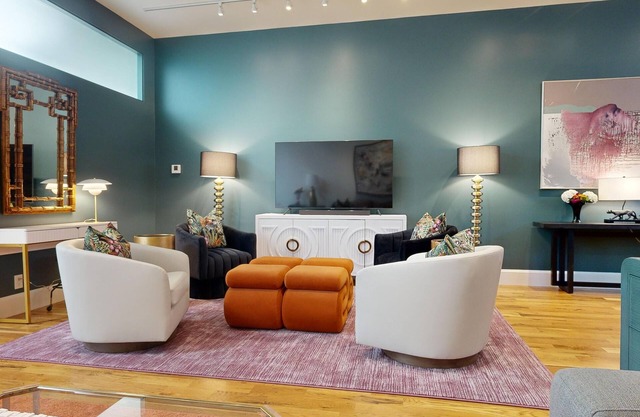 Pet-friendly 2 King Beds/2 Full Bath 2,600 sq. ft + Free Parking