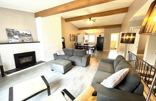 Pet-Friendly 3-Bdr Upper Suite near White Rock – Spacious & Modern!