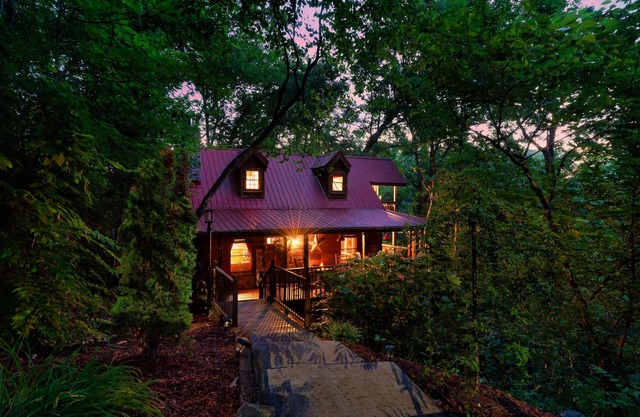 Pet Friendly! 3 Decks, Hot Tub, Fire Pit, Games, Views