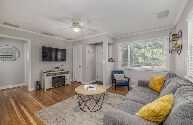 Pet-Friendly 4BR Home – Fall Savings on Long Stays
