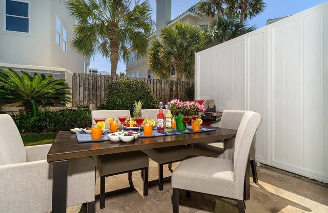 PET FRIENDLY ~ 75 STEPS TO BEACH ~ Great for Families ~ (2) Pools, Pickleball, Tennis, Shuffleboard!