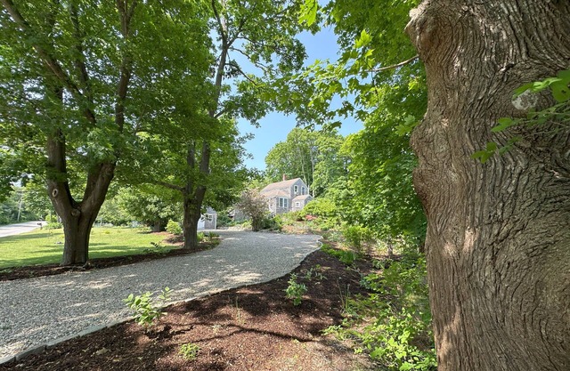 Pet Friendly and close to Paine's Creek Beach!