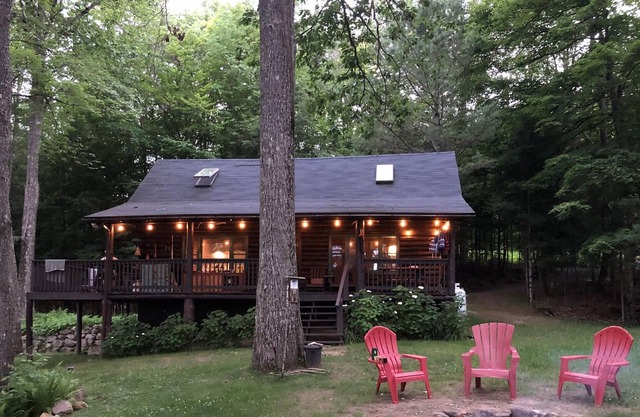 Pet Friendly and Private: Lakefront Log Cabin on 3 acres