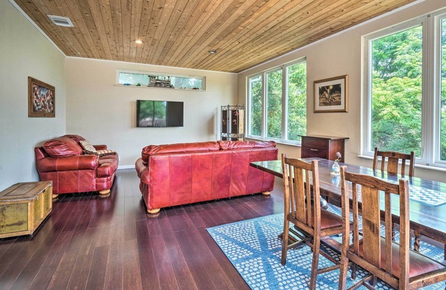Pet-Friendly Austin Home w/Deck, Yard, & Views!