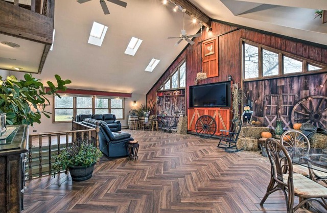Pet-Friendly Bartlett Farmhouse with Deck!