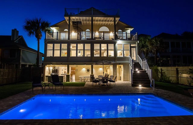 PET FRIENDLY! Beautiful Beach Oasis, Huge Open Floor Plan! Sleeps 14! POOL-