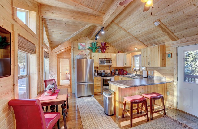 Pet-Friendly Cabin: Fire Pit, Near Denver & Breck
