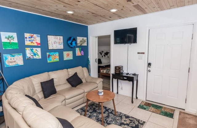 Pet Friendly Cheerful home on Emerald Coast