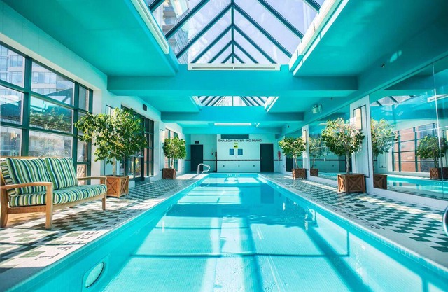 Pet-Friendly Classic Room w/City Skyline Views Near ROM – Prime Spot