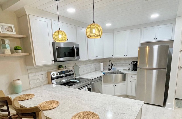 Pet-Friendly Condo in Ocean Village.Steps to the Ocean!