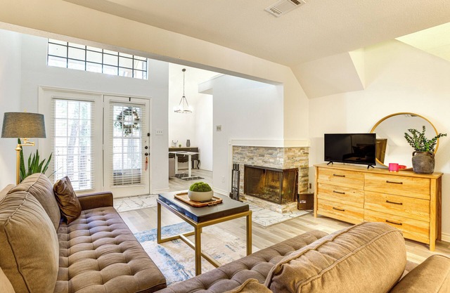 Pet-Friendly Condo w/Pool Access in Houston