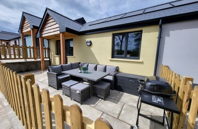 Pet Friendly Cottage with Sea Views