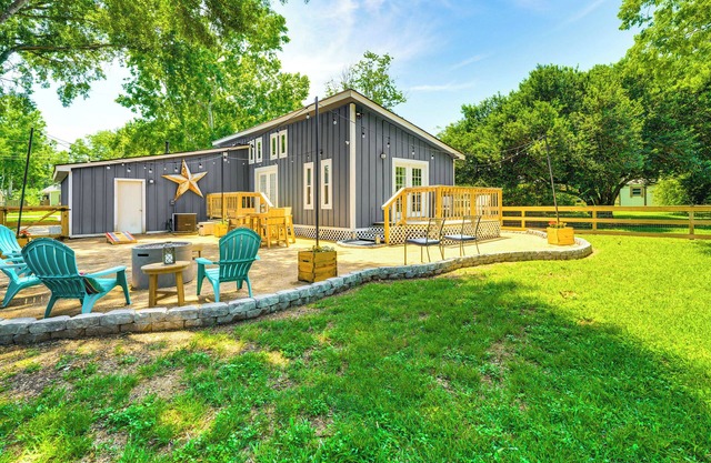 Pet-Friendly Cottage, 3 Blocks to Main St!