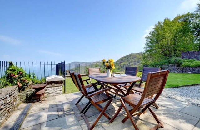 Pet friendly cottage in Exmoor w/great sea views