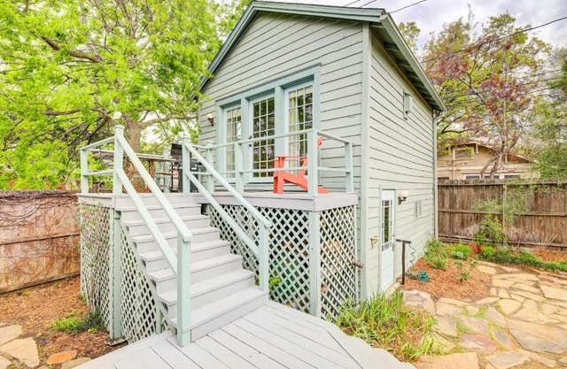 Pet-Friendly Garden Studio in Woodland Heights!