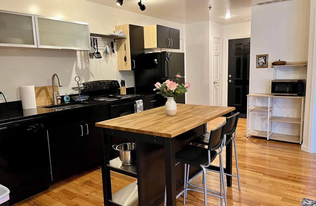 Pet friendly ground level 30days+ 60in TV 0.4 mi to hospital/ATSU