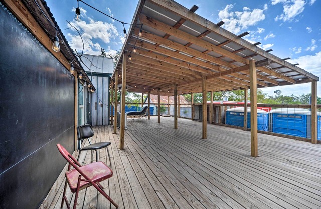 Pet-Friendly Harper Farmhouse w/Large Deck!