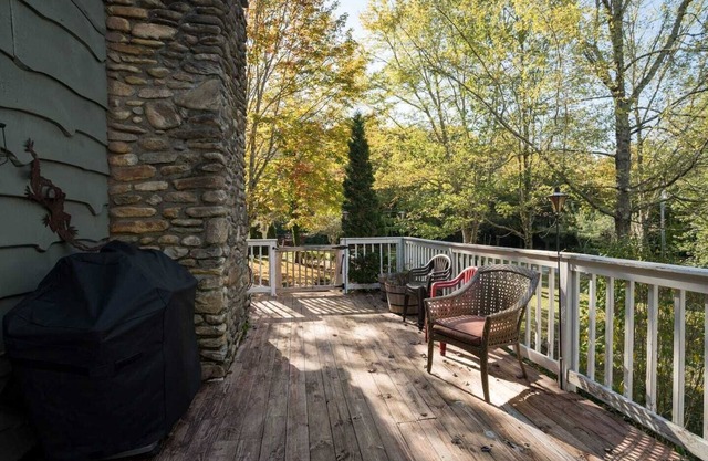 Pet-Friendly Haven: Serene Escape, 5 Miles Away from Downtown Blowing Rock!