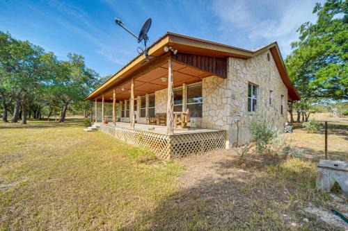 Pet-Friendly Hill Country Retreat with Deck!