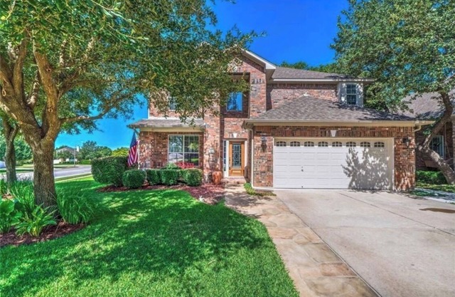 Pet Friendly Home, w/Jacuzzi & PoolTable, High Ceilings, Sleeps 9