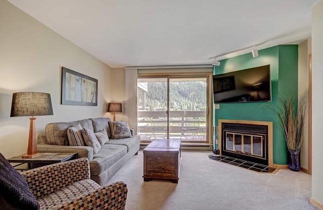 Pet Friendly in Keystone! On River Trail. Walk/Shuttle to Dining, Shops